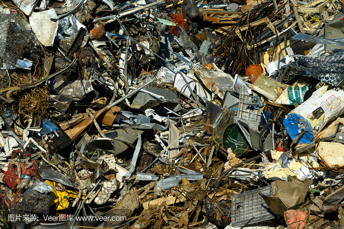 堆放起来供回收利用的废金属堆